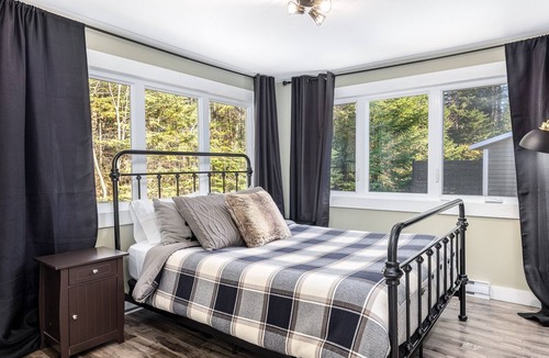 Sainte-Marguerite-du-Lac-Masson House | Charming Cottage Steps to The Lake