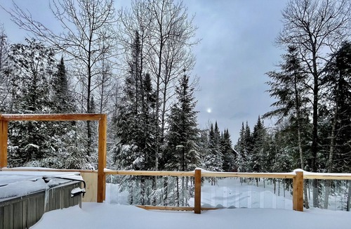 Sainte-Marguerite-du-Lac-Masson Ski Chalet | Fief on the river, luxury and relaxation. Access to the river and private spa