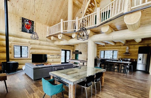 Sainte-Marguerite-du-Lac-Masson Ski Chalet | Fief on the river, luxury and relaxation. Access to the river and private spa