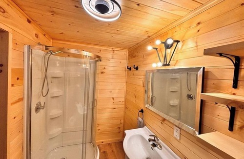 Sainte-Therese-de-la-Gatineau Ski Chalet | Beautiful Firefly Guest Chalet on Grand lac Rond with Access to Private Island !