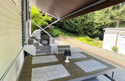 Lindell Beach House | Cabin by the Cultus lake in gated Holiday Resort