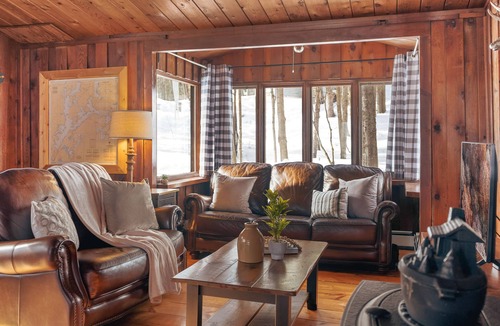 Huntsville House | Cabin in Muskoka for Two with a Private Hot Tub and Close to the Lake