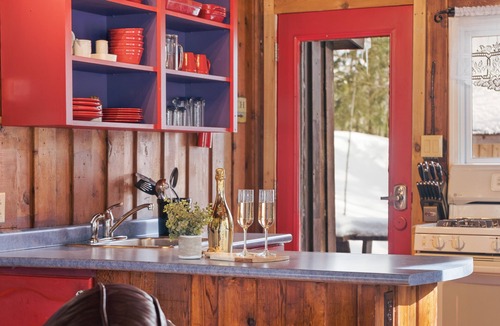 Huntsville House | Cabin in Muskoka for Two with a Private Hot Tub and Close to the Lake
