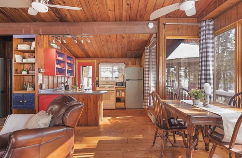Huntsville House | Cabin in Muskoka for Two with a Private Hot Tub and Close to the Lake