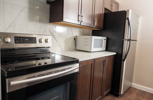 Sunnyside House | Calgary's Riverfront Gem: 3-Bed Suite Escape