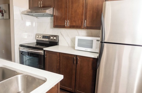 Sunnyside House | Calgary's Riverfront Gem: 3-Bed Suite Escape