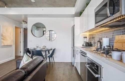 Connaught Apartment | Calgary Tower View | Central DT | Gym | Pool
