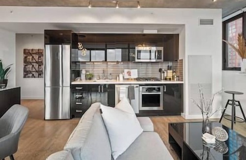 Connaught Apartment | Calgary Tower View | King Bed |AC | Gym | 2BR