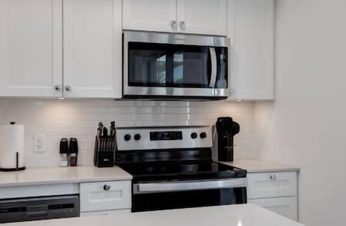 Bridgeland Apartment | Calgary Tower Views | UG Park | Rooftop Patio