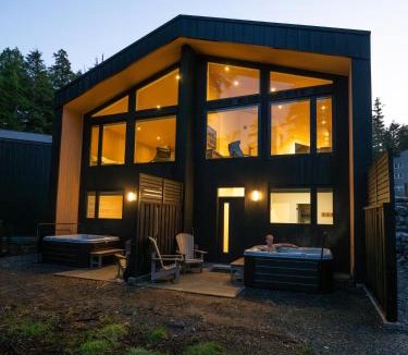 Ucluelet House | Calmwater Retreat New 2 br Hot Tub