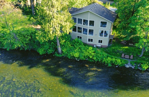 Campbell River House | Campbell River 2 bedroom Fishing Lodge - River View
