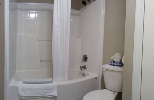 Gull Lake House | Campbell's Clean & Comfortable Modern Duplex 4472A