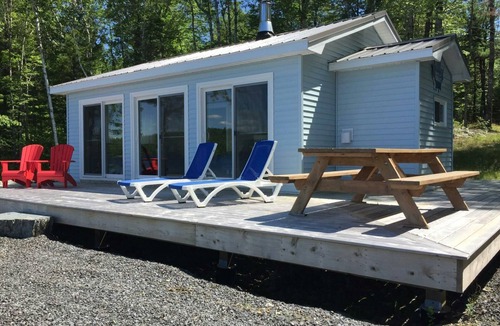 Queens House | Canada dream vacation right on the lake in the popular province of Nova Scotia
