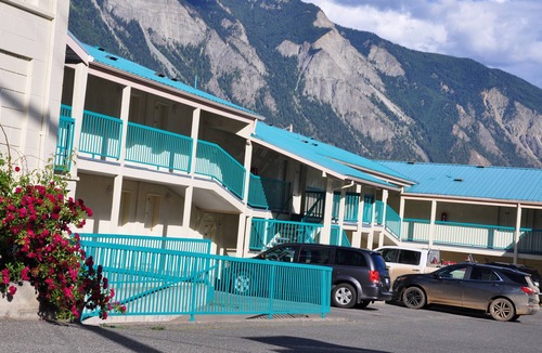 Lillooet Hotel | Canadas Best Value Inn Mile 0