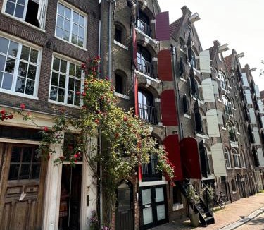 Jordaan Apartment | Canal view luxury apartment in the Jordaan