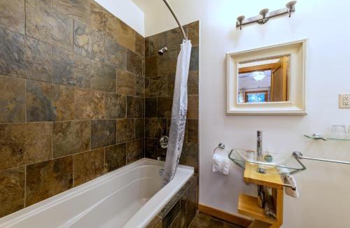 Golden Bed & Breakfast | Canyon Ridge Lodge