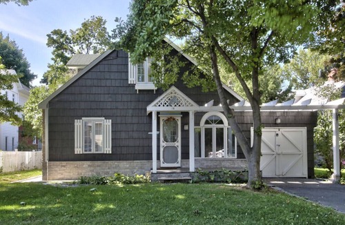 Dorval Ski Chalet | CAPE COD COTTAGE NEAR A LAKE
