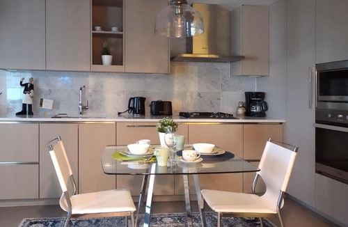 Marpole Apartment | Captivating Modern Suite near Marine Gateway