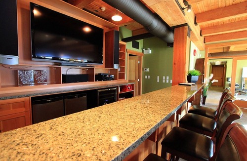 Blind Bay House | Carmel Beach Private Lodges - Unit #8. Lakefront 4 bedroom lodge with hot tub