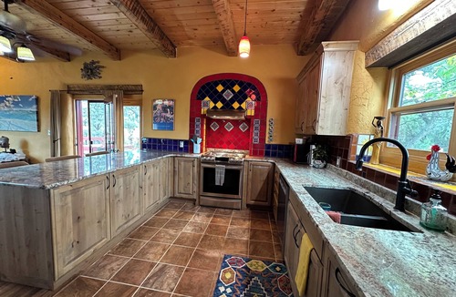 Taos House | Casa De Cuentos-Spectacular Views-Charming and Cozy.