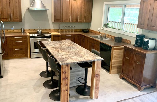 Anglemont Cabin | Casa in the Woods w/ HOT TUB! - Shuswap Vacations and Sledding Accommodation