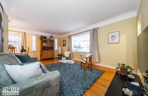 Southwest Edmonton Apartment | Casa LeBlanc - Latin Vibes - Sleep 8 - Netflix - Long Term