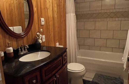 Nakusp House | Casa Michaud, full basement suite