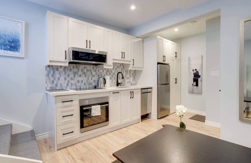 Leslieville Apartment | Casa Queen-Leslieville Suite w LRG Patio