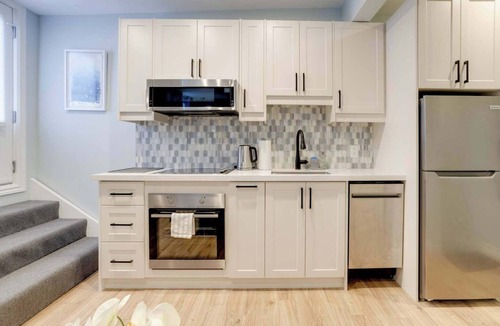 Leslieville Apartment | Casa Queen-Leslieville Suite w LRG Patio