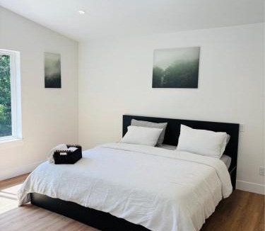 Gibsons Apartment | Castle BNB 2025