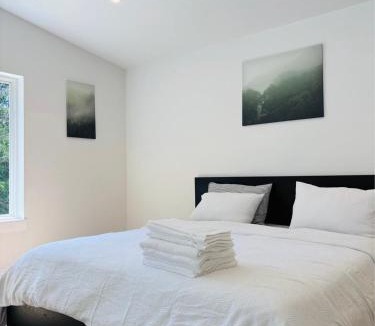 Gibsons Apartment | Castle BNB 2025