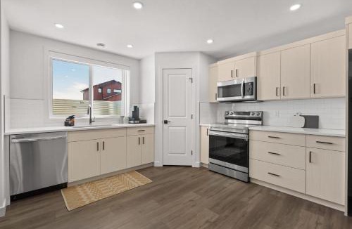 Pincher Creek House | Castle View I Sleeps 15 I Kitchen I Netflix I TV