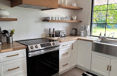 Picton House | CC’s Cottage: Indoor Pool & 2 minutes to Sandbanks