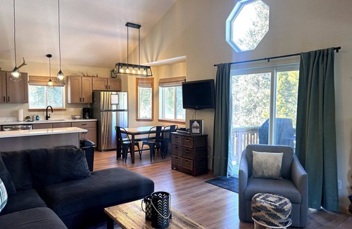 Valley of the Sun Cabin | Cedar Barrel Sauna & Mtn Views - Pet-Friendly, 20 mi to Breckenridge