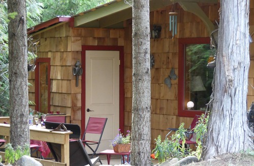 Kaslo Cottage | Cedar Cottage, private & cozy experience