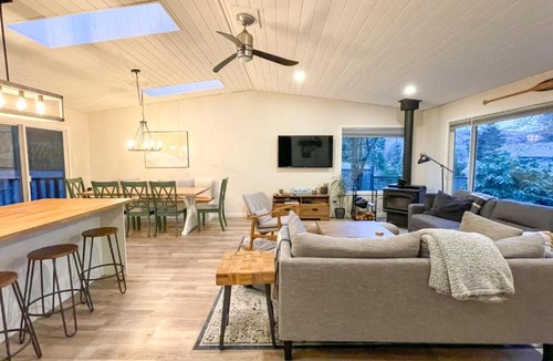 Tuwanek House | Cedar Creek Cottage 3BR - Welcome to your Oasis Steps from the Beach