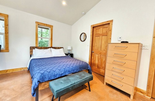 North Oyster House | Cedar Grove Cabin · A/C · EV Charging!