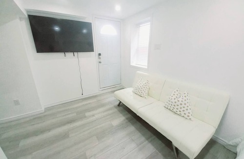 Orillia Apartment | ❤ Cedar-View Studio with Hot Tub ❤n