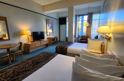 Gibsons Hotel | Cedars Inn Hotel & Convention Center
