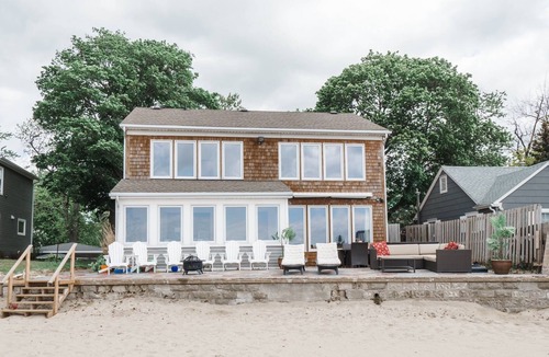Crystal Beach Cottage | Cedarwood Sands - Beachfront on Bay Beach
