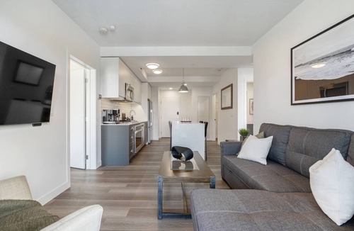 Hillhurst Condo | Central 2BR in Kensington w/Parking + AC