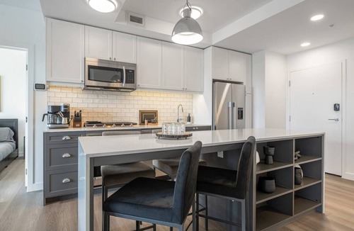 Hillhurst Condo | Central 2BR in Kensington w/Parking + AC