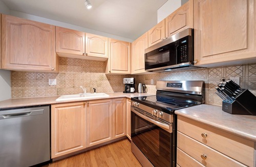 Whistler Cay Heights House | Central 2BR w/Pool, Hot Tub, BBQ & Free Parking