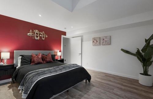 Downtown Apartment | Central and Luxury 2BR Suite with Den & BBQ, Sleeps 6!