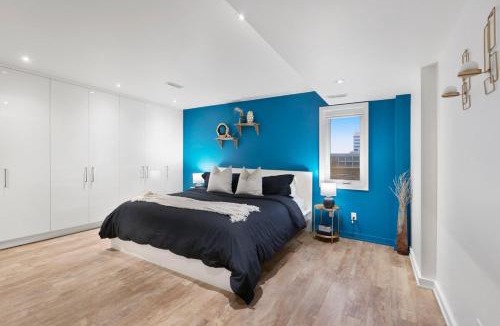 Downtown Apartment | Central and Luxury 2BR Suite with Den & BBQ, Sleeps 6!