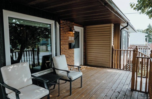 Glenbrook House | Central Calgary & Nearby Mountain Escape - 4 Beds