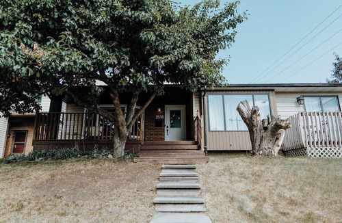 Glenbrook House | Central Calgary & Nearby Mountain Escape - 4 Beds