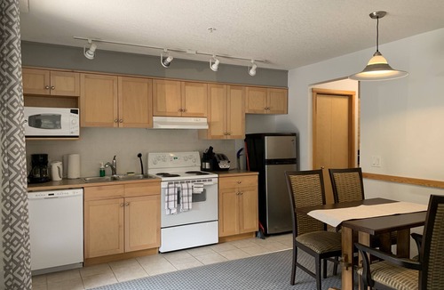Cougar Creek Apartment | Central Canmore 2BR HOTEL SUITES, A/C, sleep 6