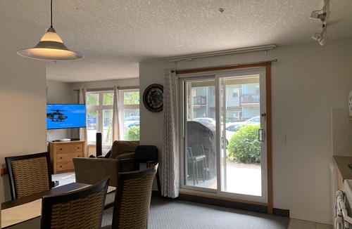 Cougar Creek Apartment | Central Canmore 2BR HOTEL SUITES, A/C, sleep 6