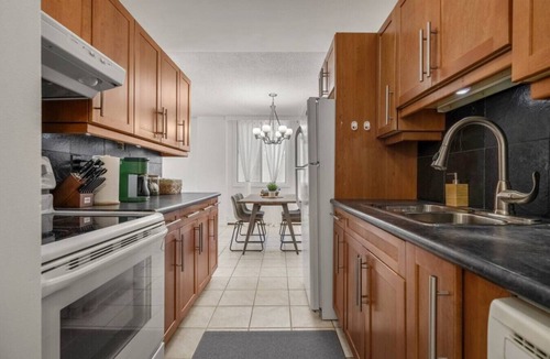 Downtown Edmonton Apartment | Central DT 2BR » Free Parking » Billiards » Gym